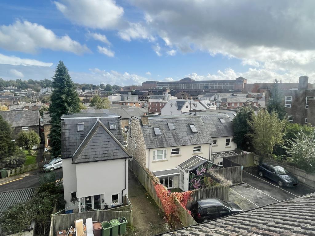 Lot: 98 - MAISONETTE FOR REFURBISHMENT -